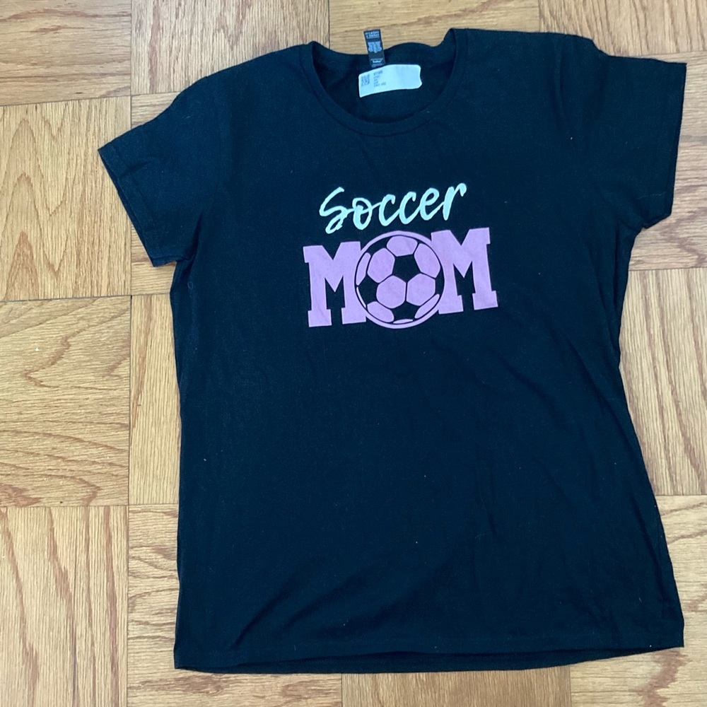 Soccer Mom black short sleeve tee shirt NWT👞🥰🎈